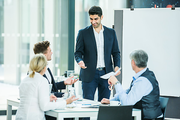 포토 JPG 응시 여자 남자 중년 50대 비즈니스 서기 미소 사람 앉기 손짓 여러명 상반신 20대 성인 앞모습 옆모습 뒷모습 30대 가리킴 업무 비즈니스맨 비즈니스우먼 동료 리더 팀장 국내포토 시선 뷰포인트 다수 관계 모션 표정 청년 장년 작업 직장인 파일형식