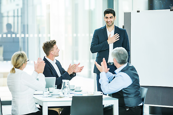 포토 JPG 응시 여자 남자 중년 50대 비즈니스 서기 미소 사람 앉기 손짓 여러명 상반신 20대 성인 앞모습 옆모습 뒷모습 30대 업무 비즈니스맨 비즈니스우먼 박수 동료 리더 팀장 국내포토 시선 뷰포인트 다수 관계 모션 표정 청년 장년 작업 직장인 파일형식