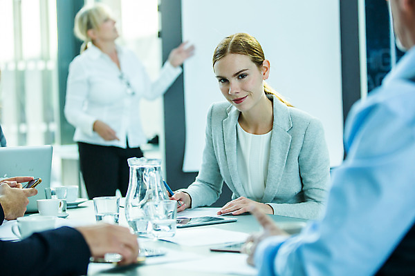 포토 JPG 응시 여자 남자 중년 50대 비즈니스 회의 서기 사람 앉기 손짓 여러명 상반신 20대 성인 앞모습 옆모습 30대 업무 비즈니스맨 비즈니스우먼 동료 국내포토 시선 뷰포인트 다수 관계 모션 청년 장년 작업 직장인 파일형식