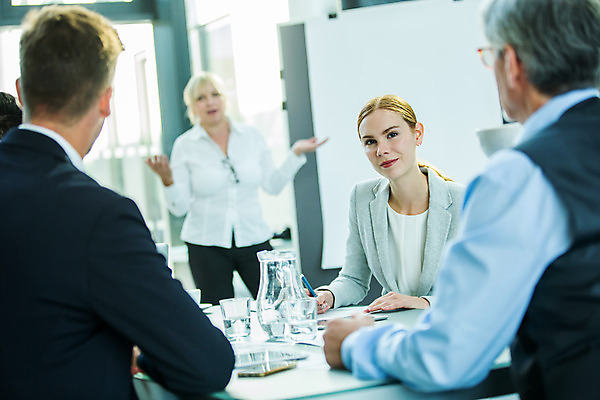 포토 JPG 응시 여자 남자 중년 50대 비즈니스 회의 서기 사람 앉기 손짓 여러명 상반신 20대 성인 앞모습 옆모습 뒷모습 30대 업무 비즈니스맨 비즈니스우먼 동료 국내포토 시선 뷰포인트 다수 관계 모션 청년 장년 작업 직장인 파일형식