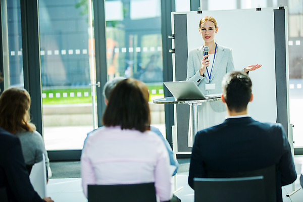 포토 JPG 응시 여자 남자 중년 50대 비즈니스 회의 서기 들기 사람 앉기 손짓 여러명 상반신 20대 성인 앞모습 뒷모습 30대 업무 비즈니스맨 비즈니스우먼 발표 동료 마이크 리더 팀장 국내포토 시선 뷰포인트 음향기기 다수 관계 모션 청년 장년 작업 직장인 파일형식