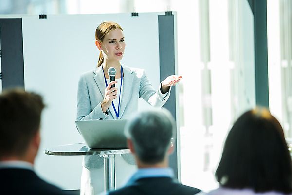 포토 JPG 응시 여자 남자 중년 50대 비즈니스 회의 서기 미소 들기 사람 앉기 손짓 여러명 상반신 20대 성인 앞모습 뒷모습 30대 가리킴 업무 비즈니스맨 비즈니스우먼 발표 동료 마이크 리더 지목 팀장 국내포토 시선 뷰포인트 음향기기 다수 관계 모션 표정 청년 장년 작업 직장인 파일형식