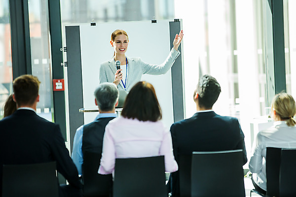 포토 JPG 응시 여자 남자 중년 50대 비즈니스 회의 서기 미소 들기 사람 앉기 손짓 여러명 상반신 20대 성인 앞모습 뒷모습 30대 손들기 업무 비즈니스맨 비즈니스우먼 발표 동료 마이크 리더 팀장 국내포토 시선 뷰포인트 음향기기 다수 관계 모션 표정 청년 장년 작업 직장인 파일형식