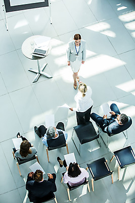 포토 JPG 전신 응시 여자 남자 중년 50대 비즈니스 회의 서기 사람 앉기 손짓 여러명 20대 성인 앞모습 뒷모습 30대 하이앵글 업무 비즈니스맨 비즈니스우먼 발표 질문 동료 국내포토 시선 뷰포인트 다수 관계 모션 청년 장년 작업 직장인 파일형식