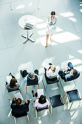 포토 JPG 전신 응시 여자 남자 중년 50대 비즈니스 회의 서기 들기 사람 앉기 손짓 여러명 20대 성인 앞모습 뒷모습 30대 하이앵글 업무 비즈니스맨 비즈니스우먼 발표 질문 동료 마이크 국내포토 시선 뷰포인트 음향기기 다수 관계 모션 청년 장년 작업 직장인 파일형식