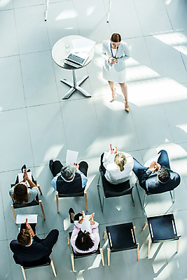 포토 JPG 전신 응시 여자 남자 중년 50대 비즈니스 회의 서기 들기 사람 앉기 손짓 여러명 20대 성인 앞모습 뒷모습 30대 하이앵글 업무 비즈니스맨 비즈니스우먼 발표 질문 박수 동료 마이크 국내포토 시선 뷰포인트 음향기기 다수 관계 모션 청년 장년 작업 직장인 파일형식