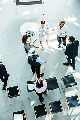 포토 JPG 전신 응시 여자 남자 중년 50대 비즈니스 회의 서기 사람 손짓 여러명 20대 성인 앞모습 뒷모습 30대 하이앵글 업무 비즈니스맨 비즈니스우먼 발표 질문 박수 동료 국내포토 시선 뷰포인트 다수 관계 모션 청년 장년 작업 직장인 파일형식