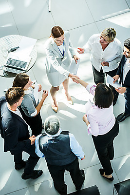 포토 JPG 전신 응시 여자 남자 중년 50대 비즈니스 회의 악수 서기 사람 손짓 여러명 20대 성인 앞모습 뒷모습 30대 업무 비즈니스맨 비즈니스우먼 동료 국내포토 시선 뷰포인트 다수 관계 모션 청년 장년 작업 직장인 파일형식