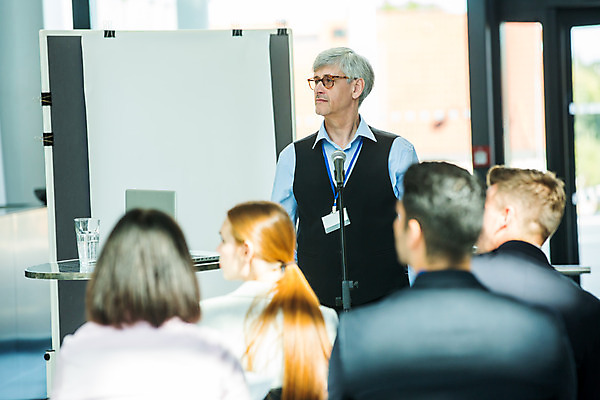 포토 JPG 응시 여자 남자 중년 50대 비즈니스 회의 서기 사람 앉기 여러명 상반신 20대 성인 앞모습 뒷모습 30대 업무 비즈니스맨 비즈니스우먼 동료 마이크 리더 팀장 국내포토 시선 뷰포인트 음향기기 다수 관계 모션 청년 장년 작업 직장인 파일형식