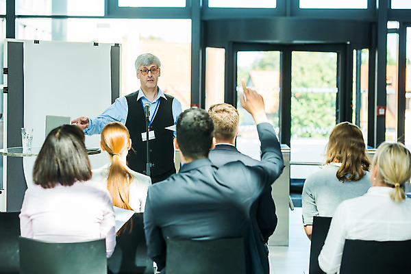 포토 JPG 응시 여자 남자 중년 50대 비즈니스 회의 서기 사람 앉기 여러명 상반신 20대 성인 앞모습 뒷모습 30대 손들기 업무 비즈니스맨 비즈니스우먼 발표 동료 리더 팀장 국내포토 시선 뷰포인트 다수 관계 모션 청년 장년 작업 직장인 파일형식