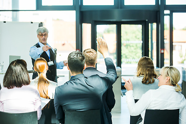 포토 JPG 응시 여자 남자 중년 50대 비즈니스 회의 서기 사람 앉기 손짓 여러명 상반신 20대 성인 앞모습 뒷모습 30대 손들기 가리킴 업무 비즈니스맨 비즈니스우먼 동료 리더 팀장 국내포토 시선 뷰포인트 다수 관계 모션 청년 장년 작업 직장인 파일형식