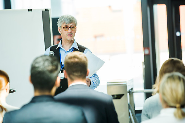 포토 JPG 응시 여자 남자 중년 50대 비즈니스 회의 서기 사람 앉기 여러명 상반신 20대 성인 앞모습 뒷모습 30대 업무 비즈니스맨 비즈니스우먼 동료 리더 팀장 국내포토 시선 뷰포인트 다수 관계 모션 청년 장년 작업 직장인 파일형식