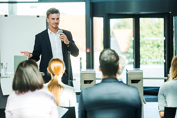 포토 JPG 응시 여자 남자 중년 50대 비즈니스 회의 서기 미소 들기 사람 앉기 손짓 여러명 상반신 20대 성인 앞모습 뒷모습 30대 업무 비즈니스맨 비즈니스우먼 발표 동료 마이크 리더 팀장 국내포토 시선 뷰포인트 음향기기 다수 관계 모션 표정 청년 장년 작업 직장인 파일형식