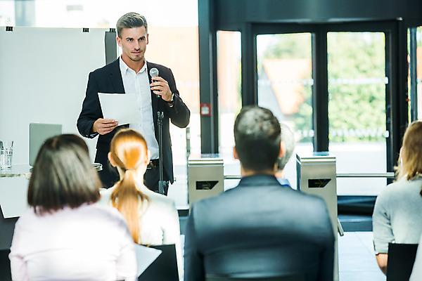 포토 JPG 응시 여자 남자 중년 50대 비즈니스 회의 서기 미소 들기 사람 앉기 손짓 여러명 상반신 20대 성인 앞모습 뒷모습 30대 업무 비즈니스맨 비즈니스우먼 동료 마이크 리더 팀장 국내포토 시선 뷰포인트 음향기기 다수 관계 모션 표정 청년 장년 작업 직장인 파일형식