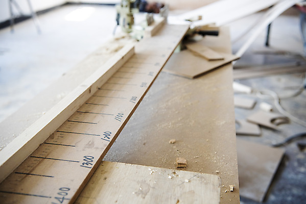 포토 JPG 실내 공사 근접촬영 사람없음 인테리어 건설현장 나무판자 베이지색 보수공사 리모델링 절단기 국내포토 디자인 뷰포인트 컬러 건설업 내부 목재 기계 파일형식