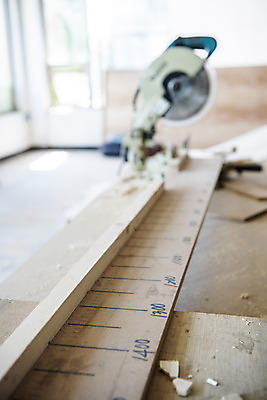 포토 JPG 실내 공사 사람없음 인테리어 건설현장 나무판자 베이지색 보수공사 리모델링 절단기 국내포토 디자인 컬러 건설업 내부 목재 기계 파일형식