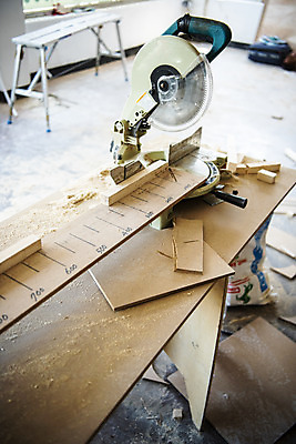 포토 JPG 실내 공사 사람없음 인테리어 건설현장 나무판자 베이지색 보수공사 리모델링 절단기 국내포토 디자인 컬러 건설업 내부 목재 기계 파일형식