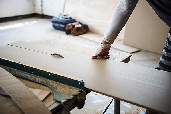 포토 JPG 남자 실내 공사 한명 사람 신체부위 인테리어 건설현장 나무판자 팔 공사인부 베이지색 보수공사 리모델링 작업자 제단 남자한명만 국내포토 1 디자인 컬러 건설업 내부 목재 남자만 파일형식 건설근로자