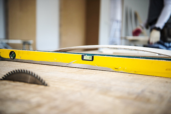 포토 JPG 남자 실내 공사 한명 들기 사람 상반신 옆모습 아웃포커스 인테리어 건설현장 나무판자 공사인부 베이지색 보수공사 리모델링 수평계 전기톱 남자한명만 국내포토 1 디자인 뷰포인트 컬러 모션 건설업 촬영기법 내부 목재 톱 남자만 파일형식 건설근로자