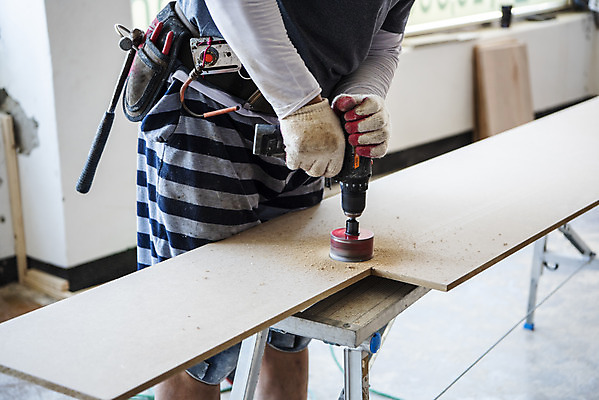 포토 JPG 남자 실내 공사 한명 서기 사람 상반신 인테리어 건설현장 작업 나무판자 공사인부 베이지색 보수공사 리모델링 작업대 작업자 전동드릴 제단 남자한명만 국내포토 1 디자인 컬러 모션 건설업 내부 목재 드릴 남자만 파일형식 건설근로자