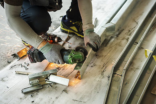 포토 JPG 남자 실내 공사 한명 사람 인테리어 건설현장 회색 잡기 작업 자르기 공사인부 보수공사 리모델링 작업자 절단기 남자한명만 국내포토 1 디자인 컬러 모션 건설업 내부 기계 남자만 파일형식 건설근로자