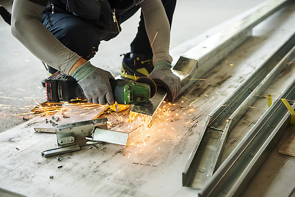 포토 JPG 남자 실내 공사 한명 들기 사람 인테리어 건설현장 회색 작업 자르기 공사인부 보수공사 리모델링 작업자 절단기 남자한명만 국내포토 1 디자인 컬러 모션 건설업 내부 기계 남자만 파일형식 건설근로자