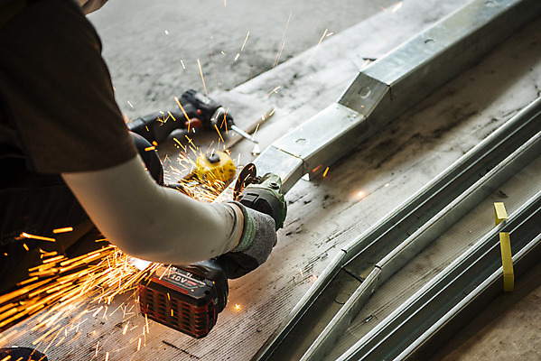 포토 JPG 남자 실내 공사 한명 들기 사람 인테리어 건설현장 회색 작업 자르기 공사인부 보수공사 리모델링 작업자 남자한명만 국내포토 1 디자인 컬러 모션 건설업 내부 남자만 파일형식 건설근로자