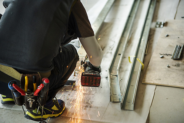 포토 JPG 남자 실내 공사 한명 사람 뒷모습 인테리어 건설현장 회색 작업 자르기 공사인부 보수공사 리모델링 작업자 절단기 남자한명만 국내포토 1 디자인 뷰포인트 컬러 모션 건설업 내부 기계 남자만 파일형식 건설근로자