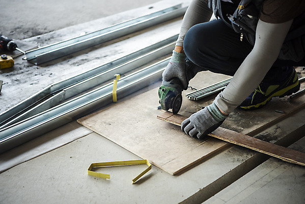 포토 JPG 남자 실내 공사 한명 사람 인테리어 건설현장 회색 작업 자르기 공사인부 보수공사 리모델링 작업자 남자한명만 국내포토 1 디자인 컬러 모션 건설업 내부 남자만 파일형식 건설근로자