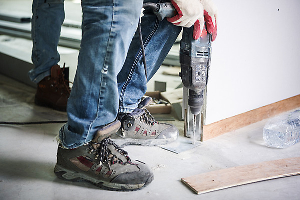 포토 JPG 남자 실내 공사 한명 사람 인테리어 건설현장 회색 잡기 작업 공사인부 보수공사 리모델링 작업자 전동드릴 남자한명만 국내포토 1 디자인 컬러 모션 건설업 내부 드릴 남자만 파일형식 건설근로자