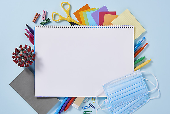 포토 JPG 스튜디오촬영 학용품 색연필 가위 실내 마스크 사람없음 하이앵글 볼펜 모형 바이러스 스케치북 신학기 파란배경 전염병 코로나바이러스 포스트코로나 델타변이바이러스 위드코로나 국내포토 뷰포인트 백그라운드 문구용품 내부 파란색 펜 질병 사회이슈 파일형식