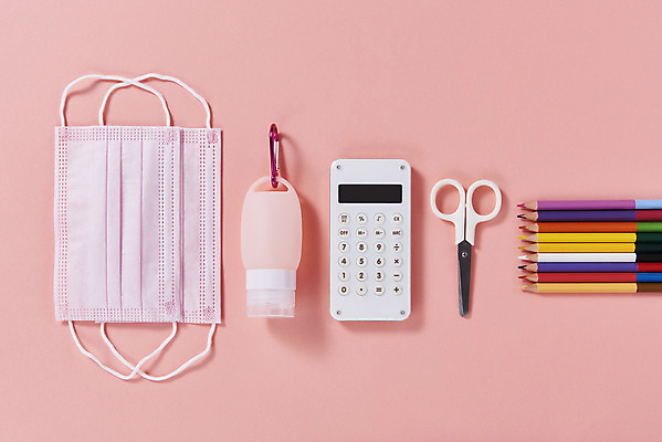 포토 JPG 스튜디오촬영 수업 학용품 색연필 가위 실내 마스크 사람없음 하이앵글 연필 계산기 신학기 전염병 손세정제 분홍색배경 코로나바이러스 포스트코로나 델타변이바이러스 위드코로나 국내포토 교육 뷰포인트 분홍색 백그라운드 문구용품 내부 필기구 장비 바이러스 질병 사회이슈 세정제 파일형식