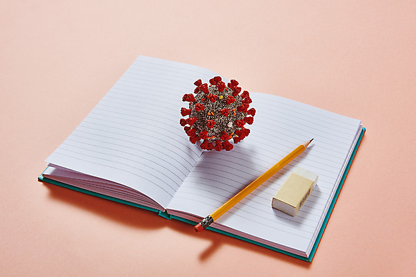 포토 JPG 스튜디오촬영 수업 실내 사람없음 연필 모형 공책 바이러스 신학기 지우개 전염병 분홍색배경 코로나바이러스 포스트코로나 델타변이바이러스 위드코로나 국내포토 교육 분홍색 백그라운드 문구용품 학용품 내부 필기구 질병 사회이슈 파일형식