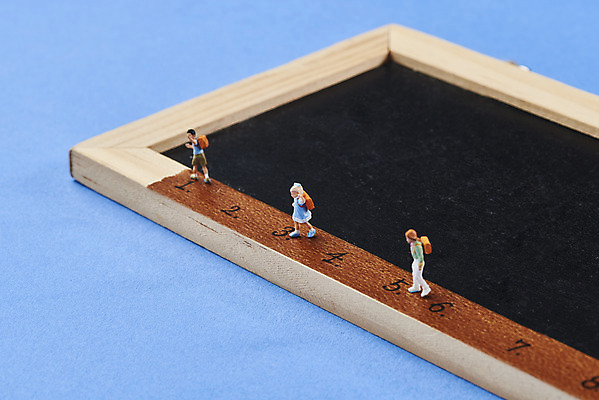 포토 JPG 스튜디오촬영 학생 학교 수업 실내 사람없음 칠판 미니어처 오브젝트 신학기 파란배경 전염병 코로나바이러스 사회적거리두기 포스트코로나 델타변이바이러스 위드코로나 국내포토 교육 캠페인 백그라운드 내부 파란색 모형 바이러스 질병 사회이슈 파일형식