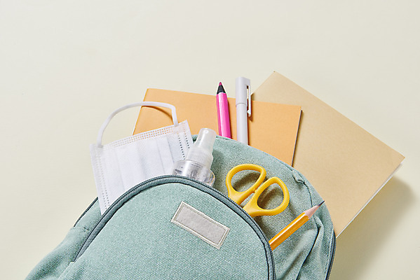 포토 JPG 스튜디오촬영 수업 학용품 책가방 가위 실내 마스크 사람없음 연필 공책 신학기 담기 노란배경 전염병 손세정제 코로나바이러스 포스트코로나 델타변이바이러스 위드코로나 국내포토 교육 백그라운드 가방 모션 문구용품 내부 필기구 노란색 바이러스 질병 사회이슈 세정제 파일형식