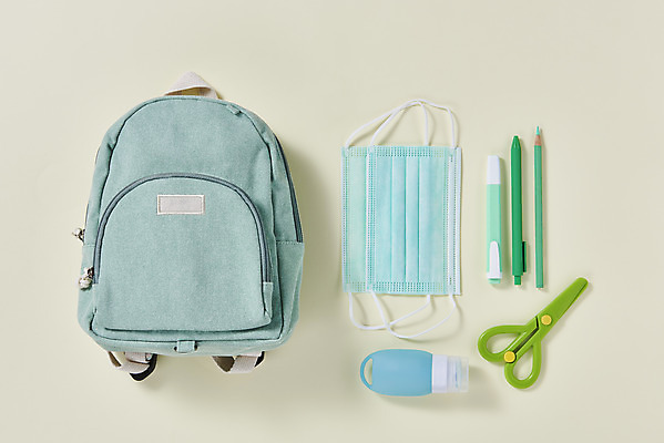 포토 JPG 스튜디오촬영 가방 수업 학용품 책가방 가위 실내 마스크 사람없음 하이앵글 연필 신학기 노란배경 전염병 손세정제 코로나바이러스 포스트코로나 델타변이바이러스 위드코로나 국내포토 잡화 교육 뷰포인트 백그라운드 문구용품 내부 필기구 노란색 바이러스 질병 사회이슈 세정제 파일형식