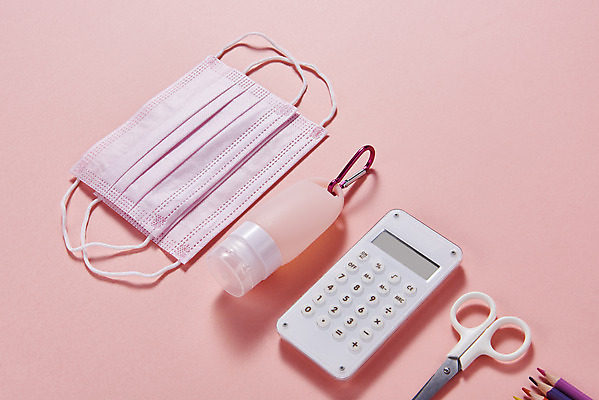 포토 JPG 스튜디오촬영 수업 색연필 가위 실내 마스크 사람없음 계산기 신학기 전염병 손세정제 분홍색배경 코로나바이러스 포스트코로나 델타변이바이러스 위드코로나 국내포토 교육 분홍색 백그라운드 문구용품 학용품 내부 장비 바이러스 질병 사회이슈 세정제 파일형식