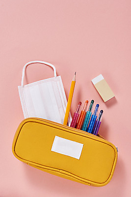 포토 JPG 스튜디오촬영 수업 색연필 실내 마스크 사람없음 하이앵글 연필 신학기 지우개 필통 전염병 분홍색배경 코로나바이러스 포스트코로나 델타변이바이러스 위드코로나 국내포토 교육 뷰포인트 분홍색 백그라운드 학용품 내부 필기구 바이러스 질병 사회이슈 파일형식