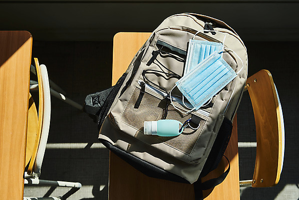 포토 JPG 스튜디오촬영 의자 교실 학교 검은배경 수업 책가방 실내 마스크 사람없음 하이앵글 책상 신학기 전염병 손세정제 코로나바이러스 포스트코로나 델타변이바이러스 위드코로나 국내포토 교육 뷰포인트 가구 백그라운드 가방 내부 검은색 바이러스 질병 사회이슈 세정제 파일형식