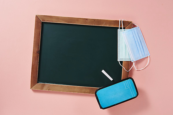 포토 JPG 스튜디오촬영 수업 실내 마스크 사람없음 하이앵글 칠판 신학기 분필 칠판지우개 전염병 분홍색배경 코로나바이러스 포스트코로나 델타변이바이러스 위드코로나 국내포토 교육 뷰포인트 분홍색 백그라운드 내부 바이러스 질병 사회이슈 초크 파일형식