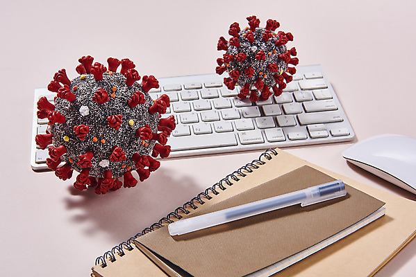 포토 JPG 스튜디오촬영 라이프스타일 실내 사람없음 볼펜 모형 다이어리 사무용품 키보드 마우스 바이러스 전염병 분홍색배경 코로나바이러스 포스트코로나 델타변이바이러스 위드코로나 국내포토 분홍색 백그라운드 문구용품 내부 생활 펜 컴퓨터용품 질병 사회이슈 파일형식