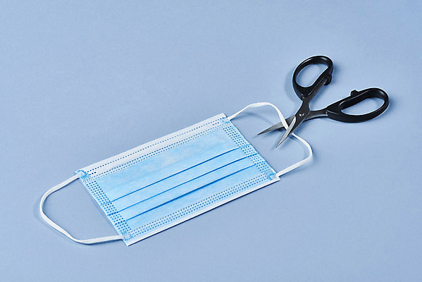 포토 JPG 스튜디오촬영 라이프스타일 가위 실내 마스크 사람없음 끈 자르기 파란배경 가위질 전염병 코로나바이러스 포스트코로나 델타변이바이러스 위드코로나 국내포토 백그라운드 모션 문구용품 가위_도구 내부 생활 파란색 바이러스 질병 사회이슈 파일형식