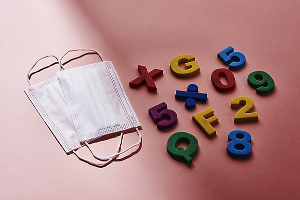포토 JPG 스튜디오촬영 수업 학용품 실내 마스크 사람없음 숫자 오브젝트 신학기 전염병 숫자블록 분홍색배경 코로나바이러스 포스트코로나 델타변이바이러스 위드코로나 국내포토 문자 교육 분홍색 백그라운드 문구용품 내부 블록 바이러스 질병 사회이슈 파일형식