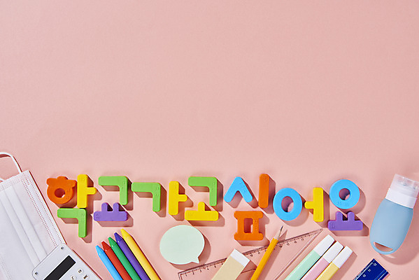 포토 JPG 스튜디오촬영 수업 실내 자 마스크 한글 사람없음 하이앵글 연필 볼펜 블록 계산기 신학기 지우개 전염병 손세정제 분홍색배경 코로나바이러스 포스트코로나 델타변이바이러스 위드코로나 국내포토 문자 교육 뷰포인트 분홍색 백그라운드 문구용품 학용품 내부 필기구 펜 장비 바이러스 질병 사회이슈 세정제 파일형식