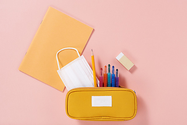 포토 JPG 스튜디오촬영 수업 색연필 실내 마스크 사람없음 하이앵글 연필 공책 신학기 지우개 필통 전염병 분홍색배경 코로나바이러스 포스트코로나 델타변이바이러스 위드코로나 국내포토 교육 뷰포인트 분홍색 백그라운드 문구용품 학용품 내부 필기구 바이러스 질병 사회이슈 파일형식