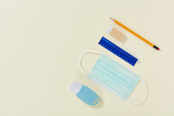 포토 JPG 스튜디오촬영 수업 실내 자 마스크 사람없음 하이앵글 연필 신학기 지우개 노란배경 전염병 손세정제 코로나바이러스 포스트코로나 델타변이바이러스 위드코로나 국내포토 교육 뷰포인트 백그라운드 문구용품 학용품 내부 필기구 노란색 바이러스 질병 사회이슈 세정제 파일형식