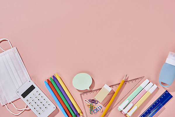 포토 JPG 스튜디오촬영 수업 실내 마스크 사람없음 하이앵글 연필 볼펜 사무용품 계산기 신학기 지우개 삼각자 전염병 손세정제 분홍색배경 코로나바이러스 포스트코로나 델타변이바이러스 위드코로나 국내포토 교육 뷰포인트 분홍색 백그라운드 문구용품 학용품 자 내부 필기구 펜 장비 바이러스 질병 사회이슈 세정제 파일형식