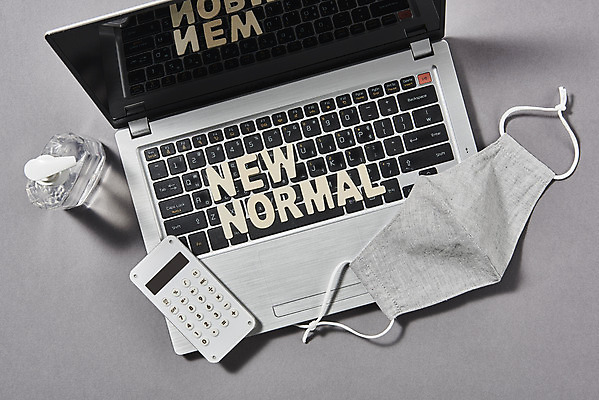 포토 JPG 스튜디오촬영 라이프스타일 회색배경 실내 마스크 사람없음 노트북 하이앵글 계산기 전염병 손세정제 코로나바이러스 포스트코로나 뉴노멀 델타변이바이러스 위드코로나 국내포토 뷰포인트 백그라운드 문구용품 내부 생활 경제 전자제품 장비 회색 바이러스 질병 사회이슈 세정제 파일형식