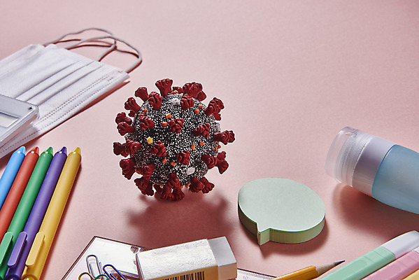 포토 JPG 스튜디오촬영 수업 학용품 실내 자 마스크 사람없음 볼펜 모형 바이러스 신학기 지우개 전염병 손세정제 분홍색배경 코로나바이러스 포스트코로나 델타변이바이러스 위드코로나 국내포토 교육 분홍색 백그라운드 문구용품 내부 펜 질병 사회이슈 세정제 파일형식