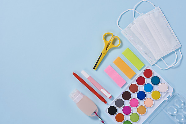 포토 JPG 스튜디오촬영 수업 학용품 가위 실내 마스크 사람없음 하이앵글 볼펜 물감 신학기 파란배경 전염병 손세정제 코로나바이러스 포스트코로나 델타변이바이러스 위드코로나 국내포토 교육 뷰포인트 백그라운드 문구용품 내부 파란색 펜 미술도구 바이러스 질병 사회이슈 세정제 파일형식